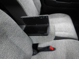 運転席と助手席の間には、ひじ掛けとしても使える収納スペースが付いています!