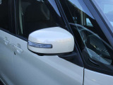 ウインカー付き電動格納式ドアミラー装備してます。対向車には認知され易く、安全につながりますね。