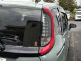 ライン状に発光するテールランプとドット柄ストップランプが印象的なコンビネーションランプ。周囲からの被視認性にも優れています