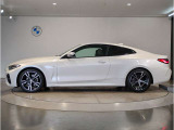 【拘りのFR】BMWが多く採用するFR車。ダイレクトでスポーティな加速感・シャープなハンドリングを実現。縦置きエンジンレイアウトにより、フラットで上質な乗り味です。