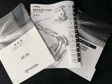 メンテナンスノート、取扱説明書です。 その車の整備記録が事細やかに記録されています。 車が生まれてから今までどのような道を歩んできたのか判るとても重要な物ですよ。