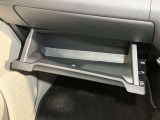 【グローブボックス】容器がせり出してくるバケットタイプ!一目で中身を把握でき、取り出しやすさにも優れます!