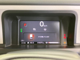 中央のディスプレイに速度や燃料残量などが表示され、運転中に必要な情報をまとめて確認できます。表示が見やすい位置にまとまり、日々の運転を支える実用的な装備です。
