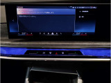 【ⅰドライブナビゲーション】文字情報も鮮明に表示する高解像度カラーディスプレイを採用。視認性に優れた地図デザインと特徴的な建造物を目印にした描写表示で現在位置を把握できます。地図データの更新も可能です