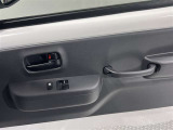 運転席側もパワーウィンドウで便利に窓の開け閉めが可能です!