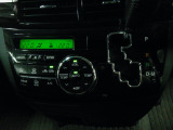 オートエアコンは左右席で独立温度コントロールが可能です。運転席はキンキンに冷やして助手席はマイルドにと言った設定が可能です。暑さ寒さでケンカすることもなくなりますね。