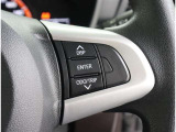 ステアリングスイッチ付き。前方から目を離すことなく操作することが可能です。