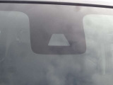 【エマージェンシーブレーキ】走行中に前方の車両等を認識し、衝突の危険があるときは警報とブレーキで衝突回避と被害軽減をアシスト。より安全にドライブをお楽しみいただけます。
