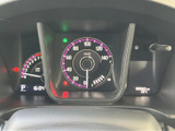 速度計を中心に、燃料やシフト位置などの情報がまとまって表示されます。運転中に確認したい内容を把握しやすい配置で、日々の移動でも必要な情報をさっと確認できます。