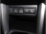 夜間走行でも安心のLEDへッッドライト搭載車です。とても明るく白い光で照らします。この装備も人気のアイテムですね