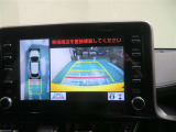 パノラミックビューモニター搭載。カメラで車両周囲の状況を映し出すため、狭い場所での駐車などに役立ちます。