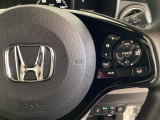 ハンドルにHondaセンシング系のクルーズコントロールやレーンキープアシストなどのスイッチが装備されています。ハンドルから手を離さず安全に操作できます。