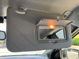 サンバイザーに鏡がついてますので車から降りる前に身だしなみチェック出来ます。