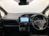 シンプルながら機能性あふれる運転席廻りです。視界性もよく、運転しやすいですよ。