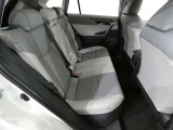 後部座席も当然、綺麗・清潔に仕上げております。内装の綺麗なお車は気持ちが良いですね。