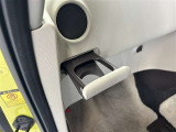 格納式のドリンクホルダーを装備しております。