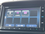 Bluetoothオーディオや交通情報など、画面から使いたい項目を選べるメニューを備えています。電話やルート案内への切り替えもでき、移動中に必要な情報へアクセスしやすい装備です。