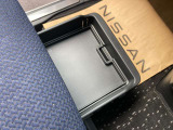 助手席したの収納ボックスです。