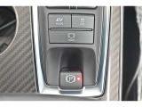 電動パーキングブレーキを搭載。スイッチ操作でパーキングブレーキを作動・解除することが可能です。