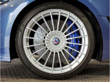 【BMWアロイホイル】軽量かつ強度に拘ったアロイホイル。走行性能ポテンシャルを引き出す設計。車の足元を引き締めてくれる大きなポイントはアロイホイルです。