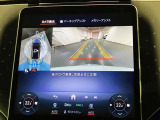 【全方位型モニター】クルマを上空から見下ろしているかのように、直感的に周囲の状況を把握できる全方位型モニター。狭い場所での駐車でも周囲が映像で確認できます。