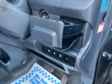 国家資格の自動車検査員も3名在籍しているので、受入/中間/完成検査と保安基準発行のすべてを自社で行います。 同時に10台作業できる広い工場で、プロの整備士が細部まで徹底的に整備します。