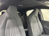 高いホールド性で運転姿勢が安定します。長距離ドライブでも疲れにくいのが魅力です。