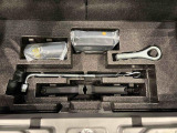 ラゲージの下にはジャッキや応急パンク修理セットが備わっています