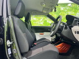 運転席まわりは前方の視界が広く、周囲の状況を確認しやすいレイアウトです。シートは落ち着いた色合いで、足元やドア内張りにも配色のアクセントがあり、乗り込むたびに親しみを感じます。