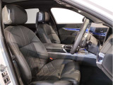 【コックピットシート】BMW車の主役席。車体中央にくる様に配置し車両重心とが一致する事でドライバーと車との一体感あるドライビングを実現。人間工学に基づき形成した形状が長時間のドライブ疲労も軽減します!
