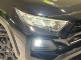 【LEDヘッドライト】悪天候や夜間走行時も良好な視界を確保し安心して運転できる高輝度LEDヘッドライトを装備!点灯速度が早く、消費電力も抑えられています。