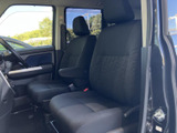 前席は運転席と助手席が並ぶゆとりある空間で、シート形状が身体を支えます。窓から外を確認しやすく、落ち着いた色合いの室内で快適にお過ごしいただけます。