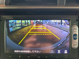 【リヤカメラ・ワイドビュー】後方を広く映し出し、左右からの接近車両や歩行者も確認しやすいビューです。