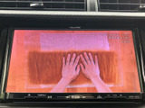 画面にテレビ映像を表示でき、停車中の休憩時間などに番組を視聴できます。車内で過ごすひとときに活用できる装備です。映像を楽しむ際は、安全のため必ず停車してご利用ください。