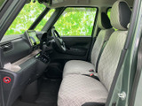 前席は左右がつながったベンチタイプで、明るい色合いのシートが室内に広がります。座面や背もたれの模様もご覧いただけ、乗車時の見通しや座った際の雰囲気を確認しやすい空間です。