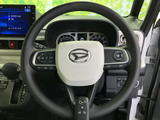 握りやすい形状のステアリングには、左右にスイッチがまとまり、手元で車内装備を扱える構成です。メーターも前方に見渡せる位置にあり、運転中の視線移動を抑えやすいレイアウトです。