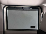 【後席ロールサンシェード】日差し対策だけでなく、夏場は車内の温度上昇もできるだけ防ぎ、エコ走行につながります。