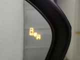 隣車線を走る車両をレーダーで検知し、ドアミラーでは確認しにくい後側方エリアに存在する車両に加え、急接近してくる車両も検知します。車両を検知するとドアミラーに搭載されたLEDインジケーターが点灯します。