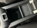アームレスト付きのセンターコンソールボックスが装備されておりますので、長距離移動の際も便利にお使いいただけます。