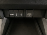 アクセサリーソケットはUSBのアダプターなどをつければ、スマホの充電にも使えます。横にはナビゲーション用の外部入力可能なUSB端子やHDMI端子がついており、周辺には物が置けるトレーがついています。