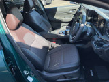 運転席まわりです。実際に座ってみて、乗り心地を体験してみてください,視界も良好です
