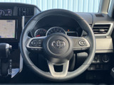握りやすい形状のステアリングには、左右にスイッチ類がまとまっています。運転姿勢のまま手元で各種操作を行える構成で、メーターやナビ画面を見ながら使いやすいのも魅力です。