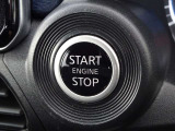 【プッシュスタート】キーが車内にあれば、エンジンの始動・停止はブレーキを踏んでスイッチを押すだけ!キーを取り出す手間を省き、ワンプッシュで操作するので簡単でスムーズ!