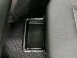 助手席シ-ト下に小物収納BOX有ります。