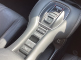 ワンアクションでスムーズな運転を支援する、エレクトリックギアセレクターに、パーキングブレーキは、電子制御パーキングブレーキです。