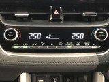 運転席、助手席別々に温度設定ができるデュアルエアコン装備です。男性が暑いと感じても、女性は寒いと感じる、そんな時の車内温度を別々に調節できるので、ストレスなくドライブをお楽しみいただけます。