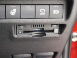 高速道路上に設置されたITSスポットと双方向通信を行うETC2.0ユニットは、ETC機能に加え、安全運転をサポートする交通情報を提供します。