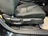 【シートレバー】ただ座るだけじゃない、運転のしやすさを決める大事なスイッチ。視界を広げたり、腰への負担を減らしたり。体型に合わせてジャストフィットさせるこの瞬間、さあ走るぞって気合が入ります。