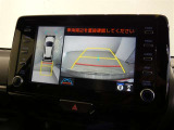 パノラミックビューモニター付きです。車両を上から見たような映像を画面に表示。運転席からの目視だけでは見にくい、車両周辺の状況をリアルタイムでしっかり確認できます。