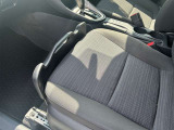 助手席には買い物袋を掛けられるフックや、荷物の転がり落ちを防止する機能付き!日常使いの細やかな気配り装備。